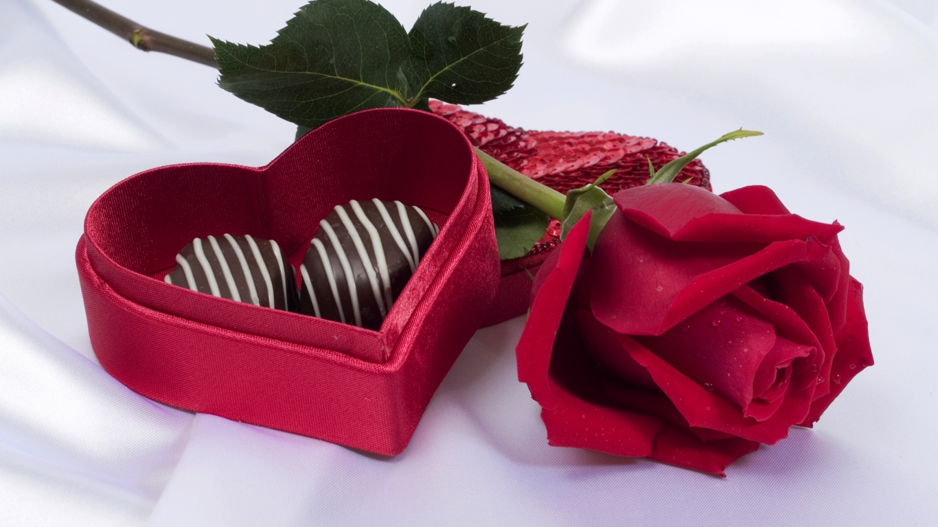 Красная роза с коробкой с шоколадными конфетами в форме сердца