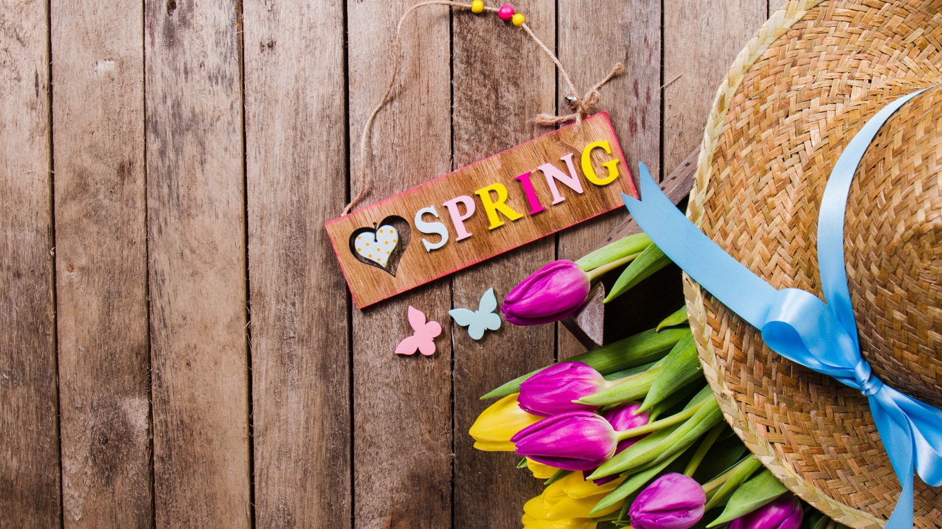 Надпись на английском весна на столе с букетом тюльпанов и шляпой
