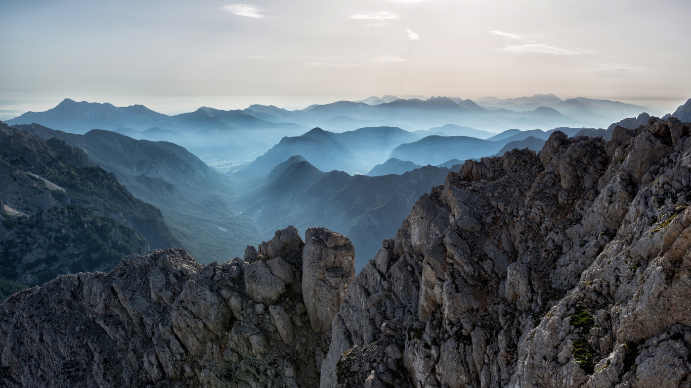 Покрытые утренним туманом скалы 