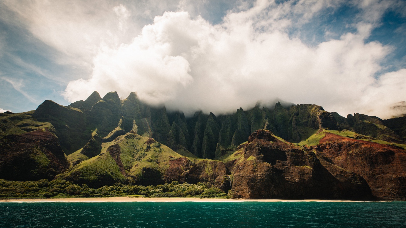 Белые облака окутывают вершину горы у озера