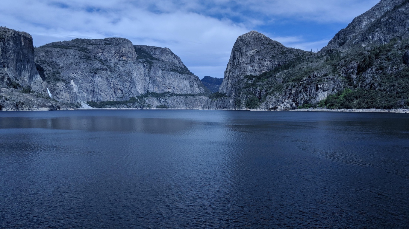 Спокойная вода в озере среди камней 