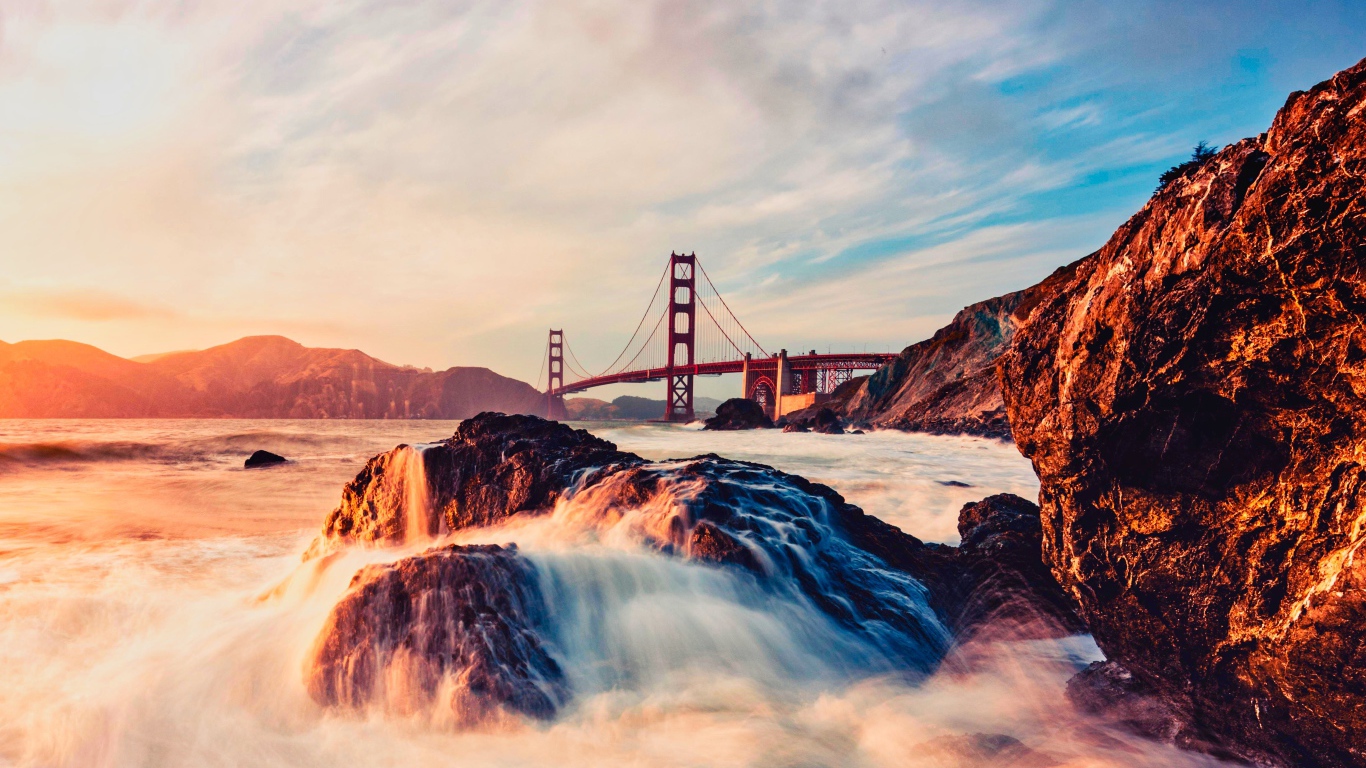 Мост Золотые Ворота над быстрой рекой в лучах солнца