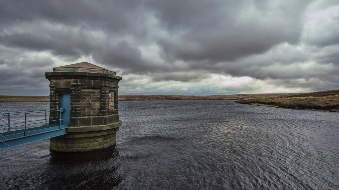 Башня в озере под пасмурным небом