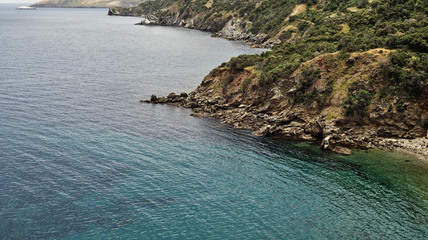 Голубая морская вода у скалистых берегов