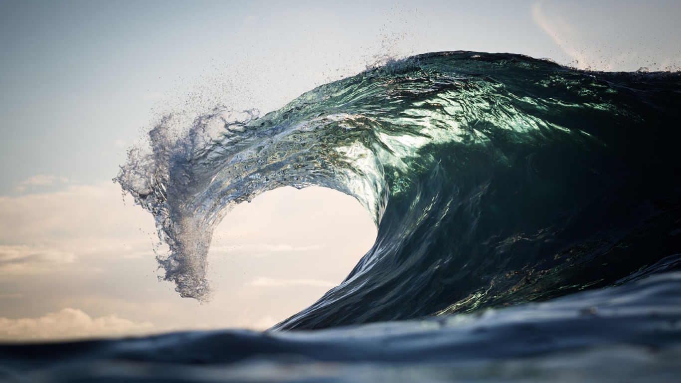 Белая волна поднимается в море