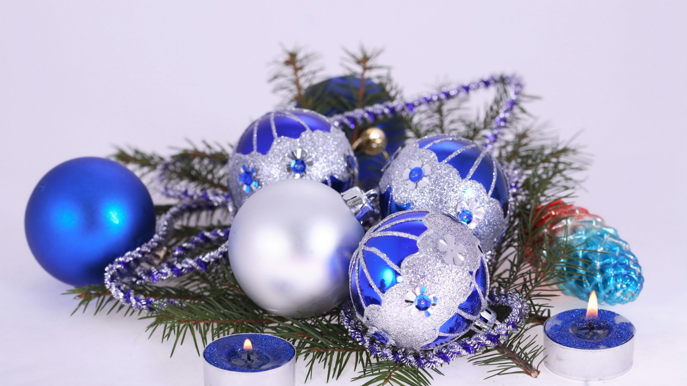 Красивые елочные украшения на сером фоне на Новый год 2020 