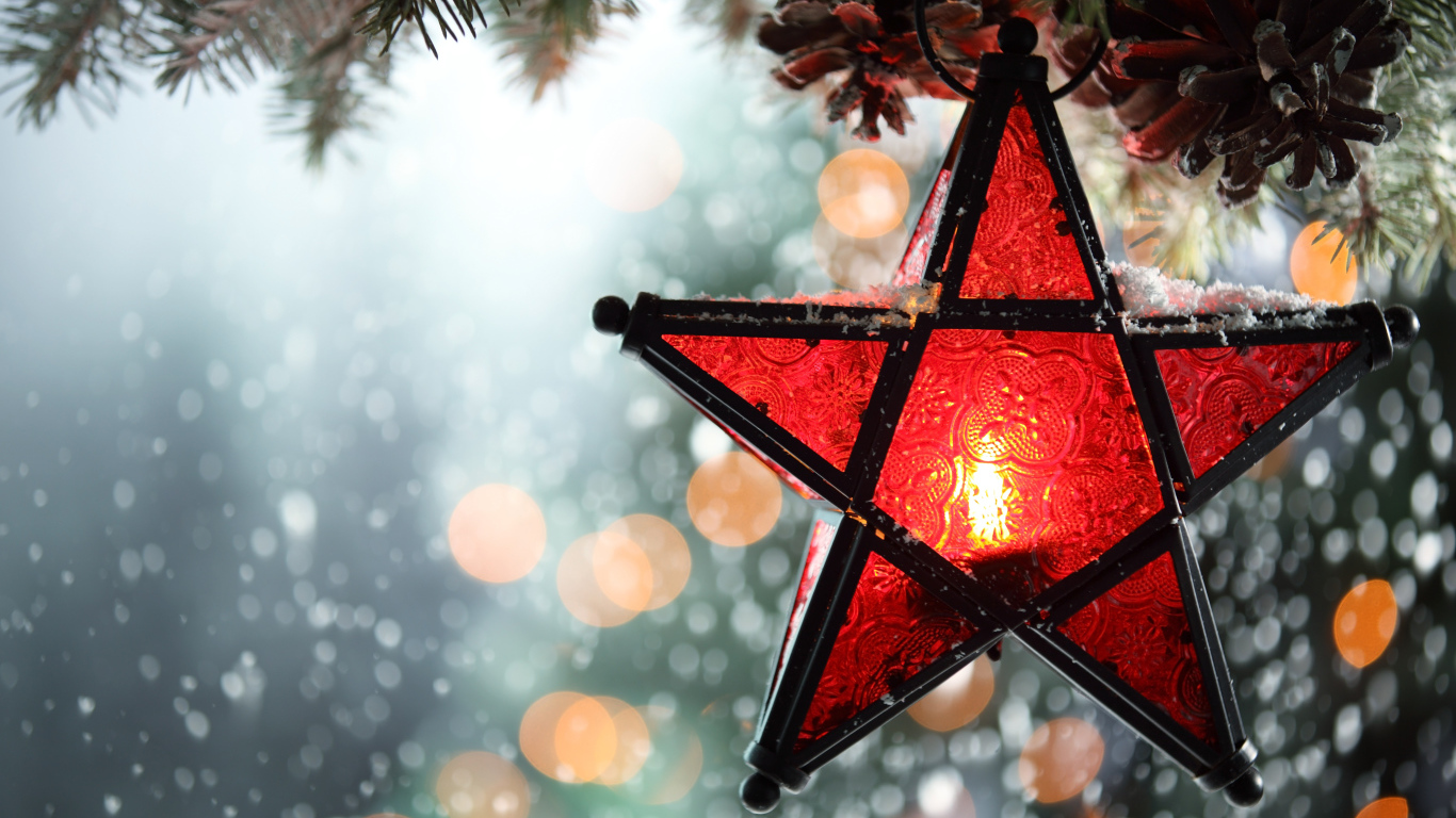 Большая красная звезда на елке на Новый год