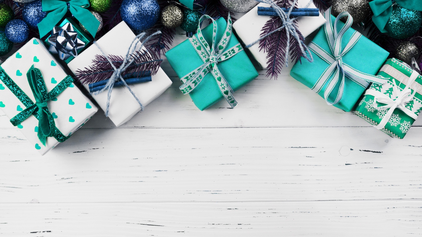 Подарки и елочные шарики на деревянном фоне, шаблон