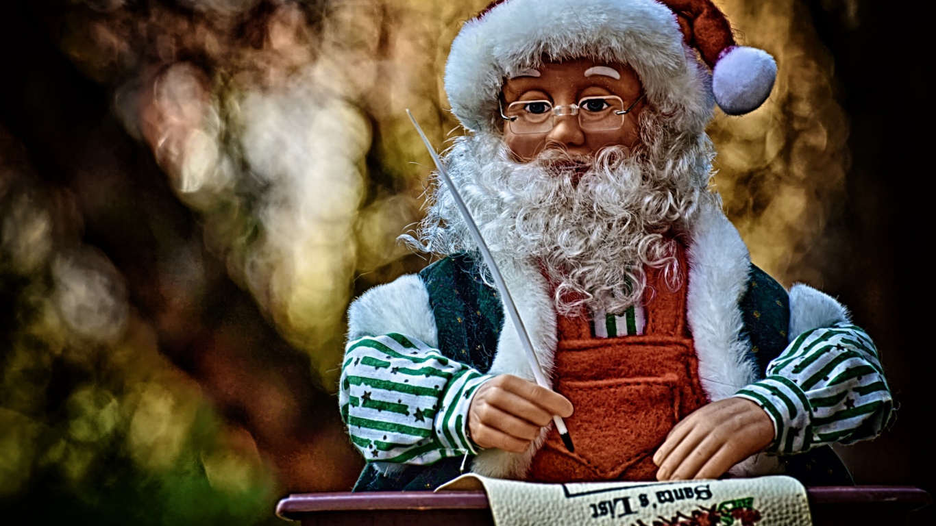 Игрушка Деда Мороза крупным планом