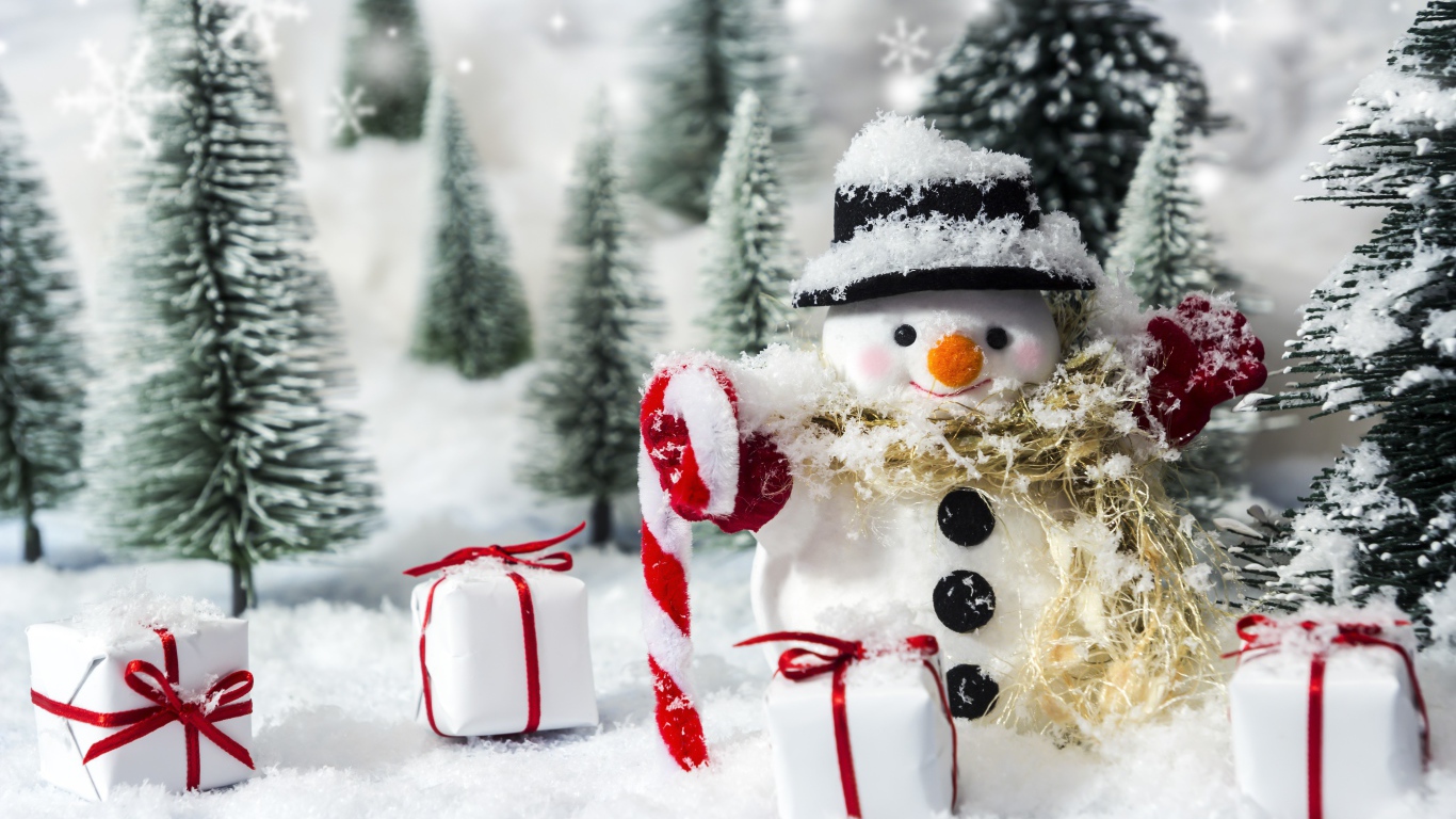 Снеговик с подарками и елками на снегу