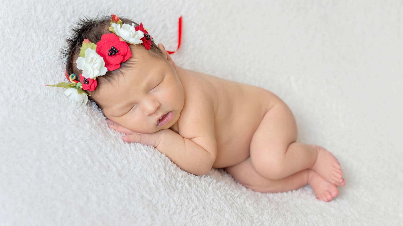 Грудная спящая девочка с венком на голове 