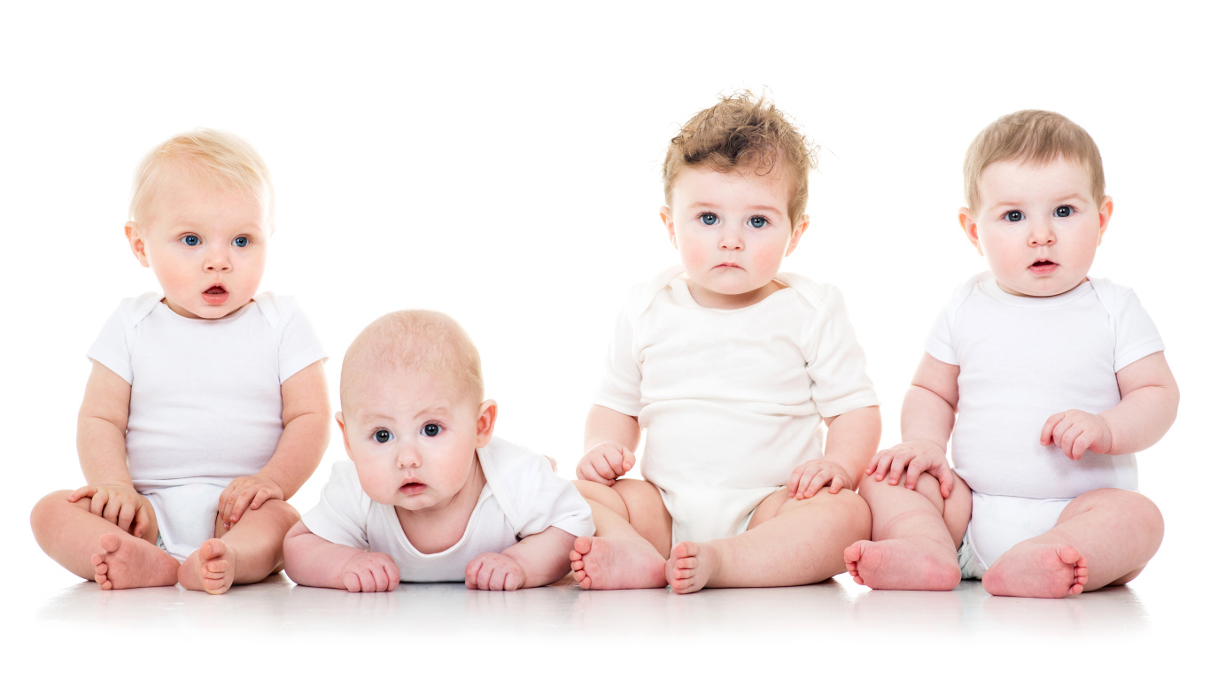 Четыре маленьких богатыря на белом фоне