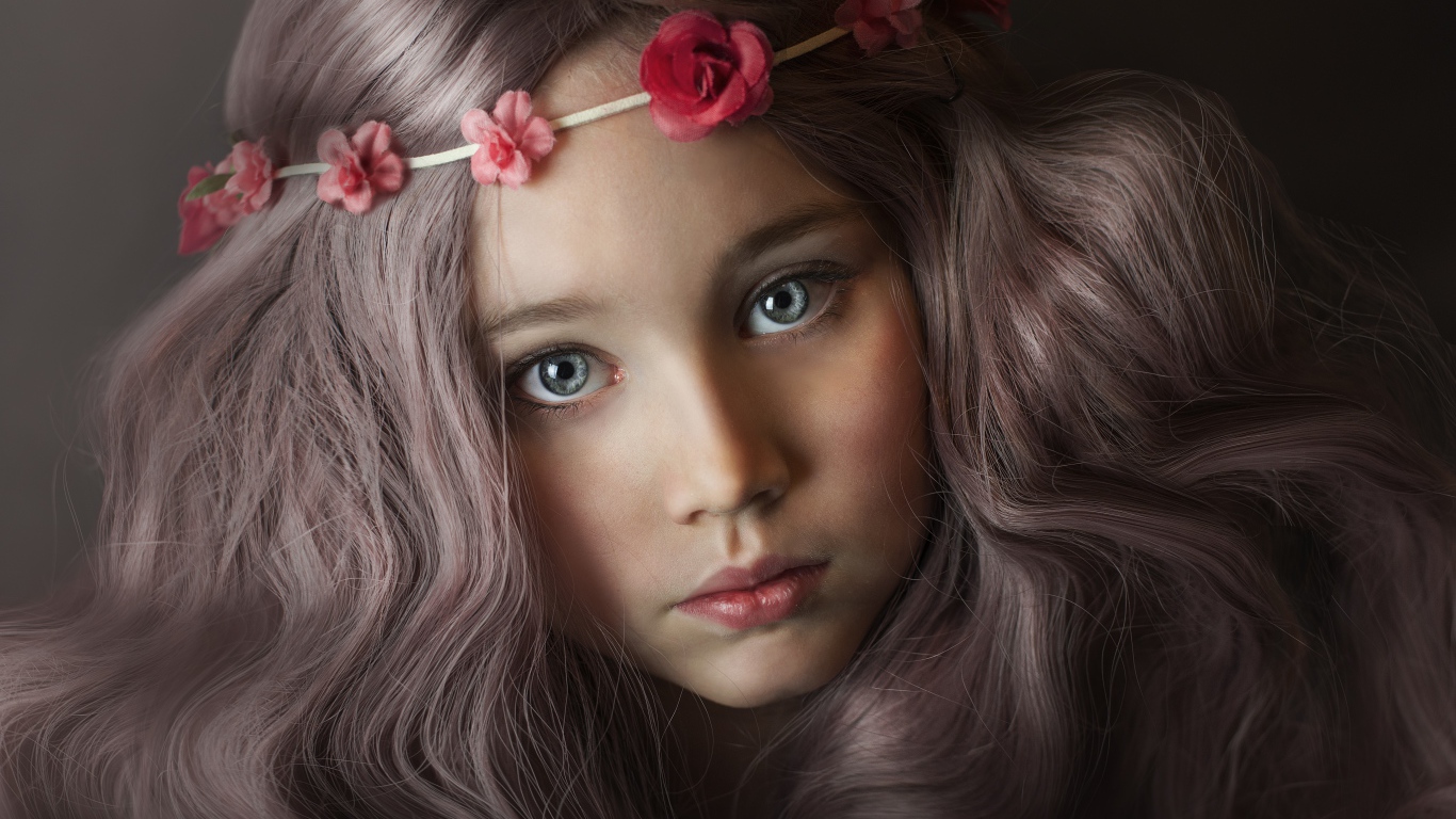 Девочка с красивыми волосами с венком на голове