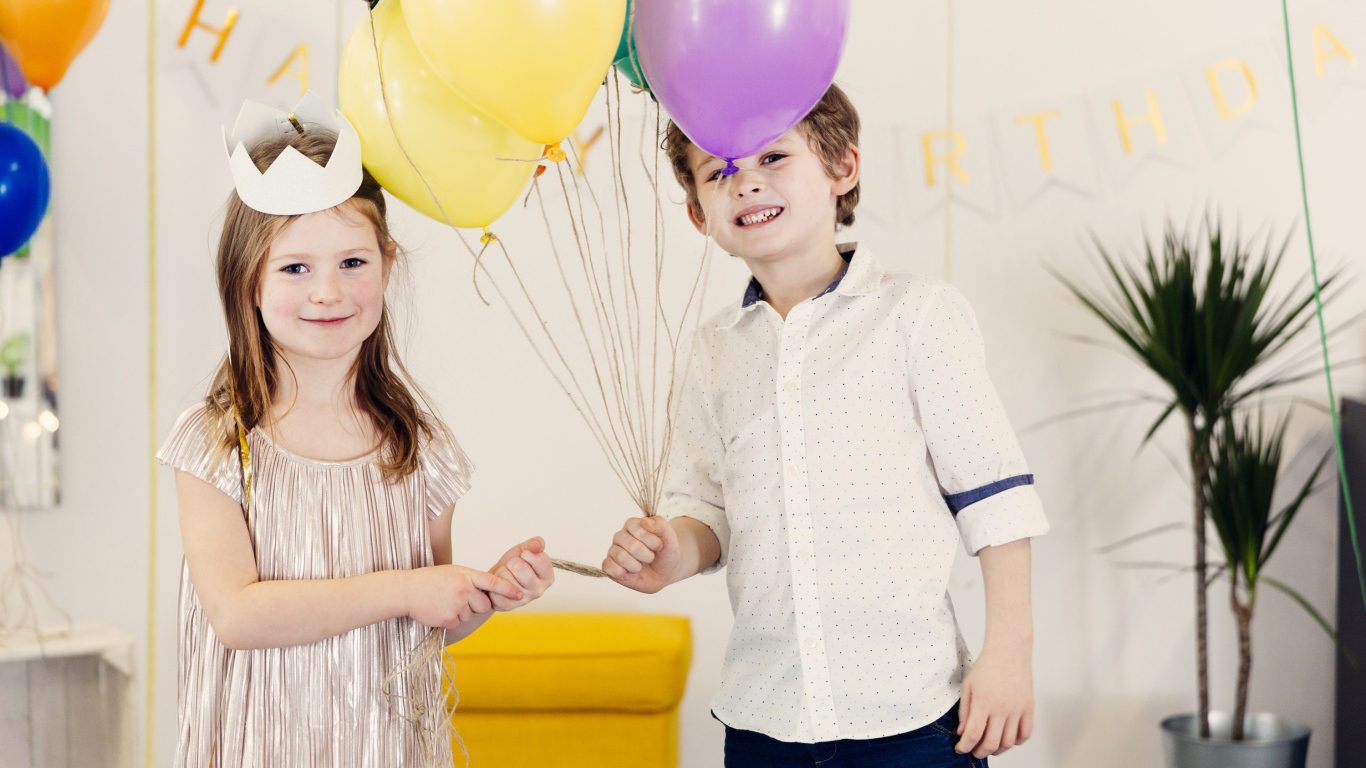 Маленькие мальчик и девочка отмечают день рождения 