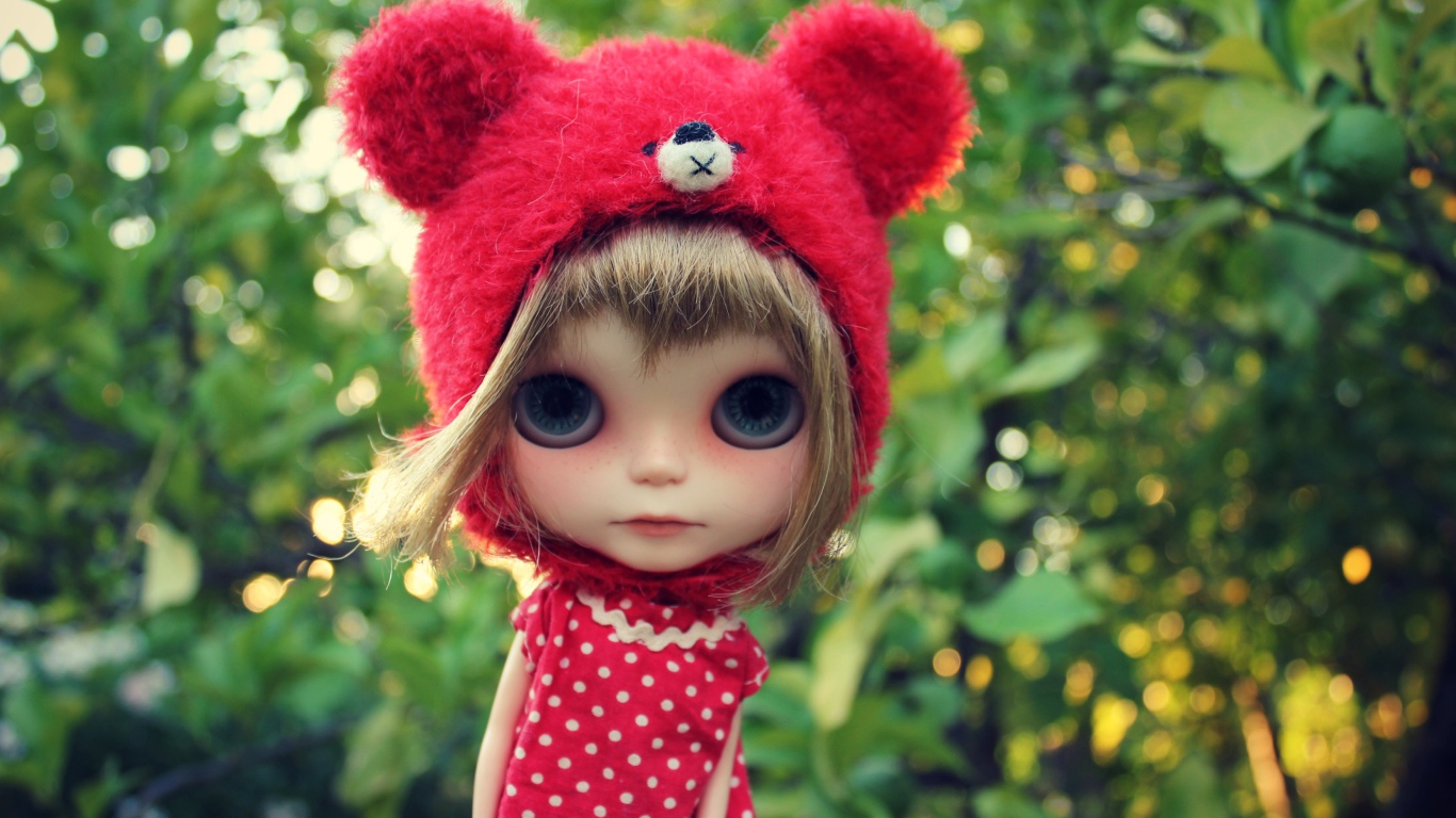 Маленькая кукла с большими глазами в красной шапке