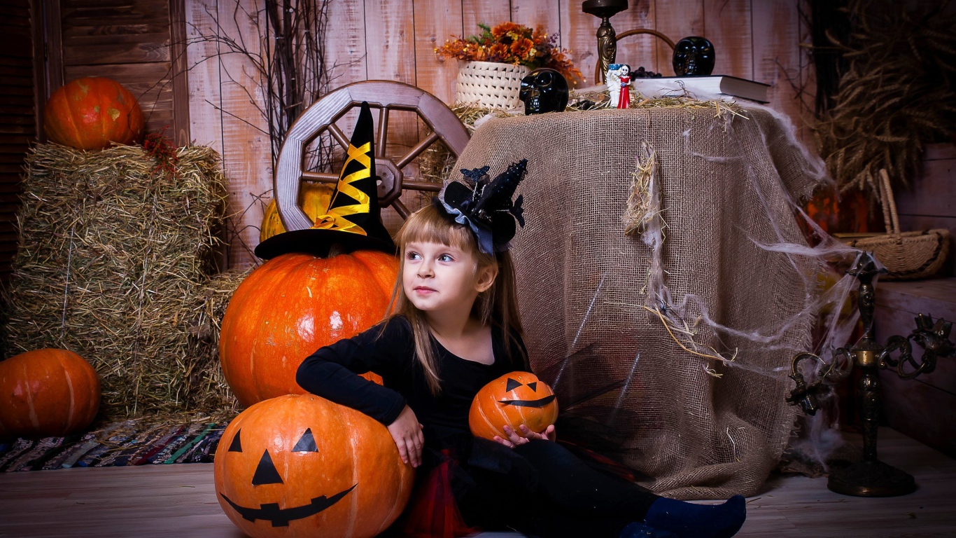 Маленькая девочка в костюме на Хэллоуин 
