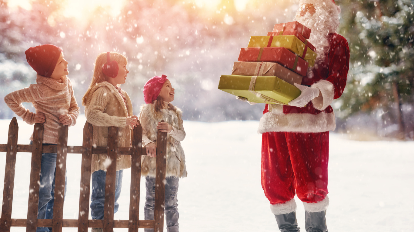 Санта Клаус принес подарки маленьким детям