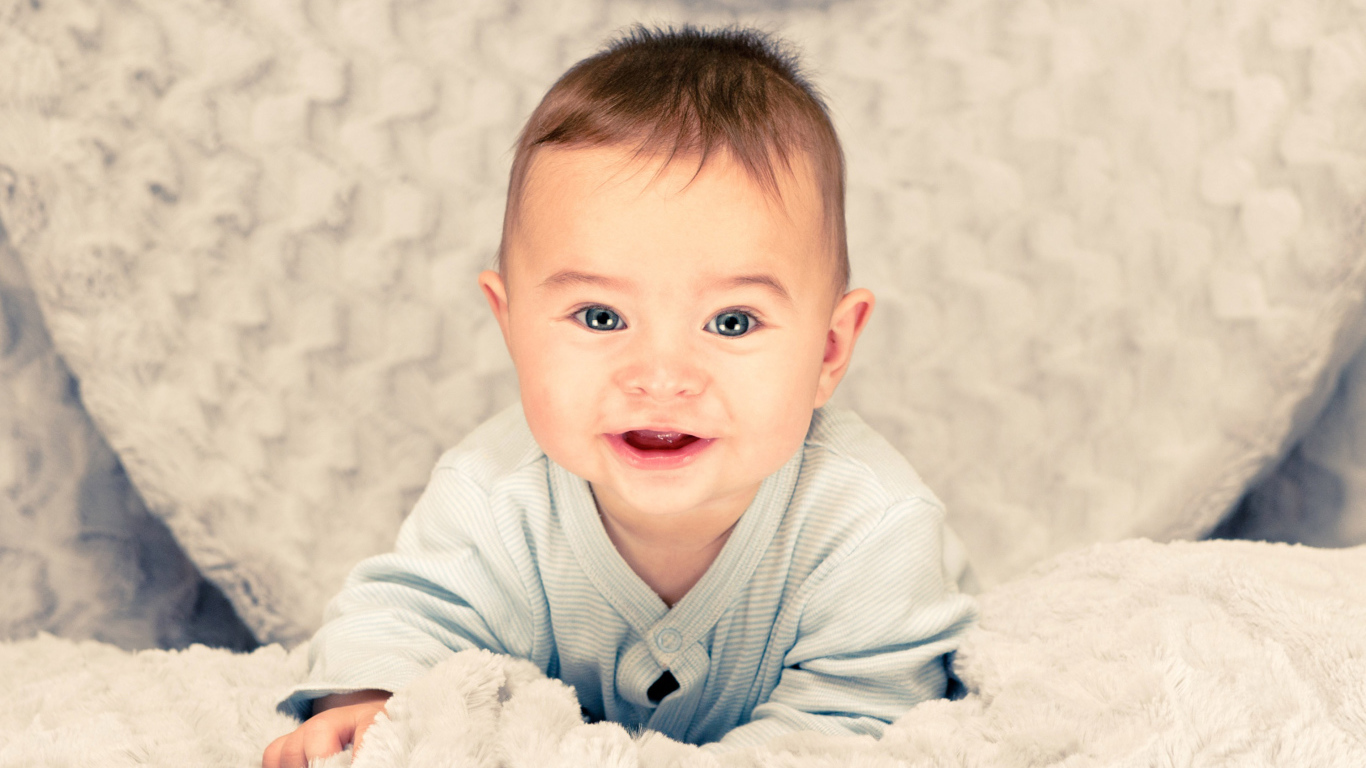 Улыбающийся голубоглазый маленький мальчик