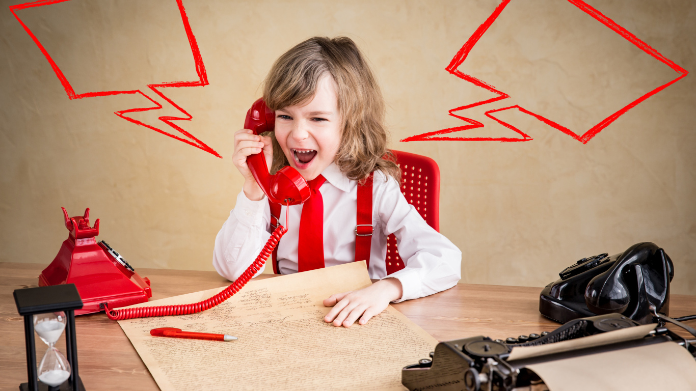 Девочка ведет переговоры по старому телефону