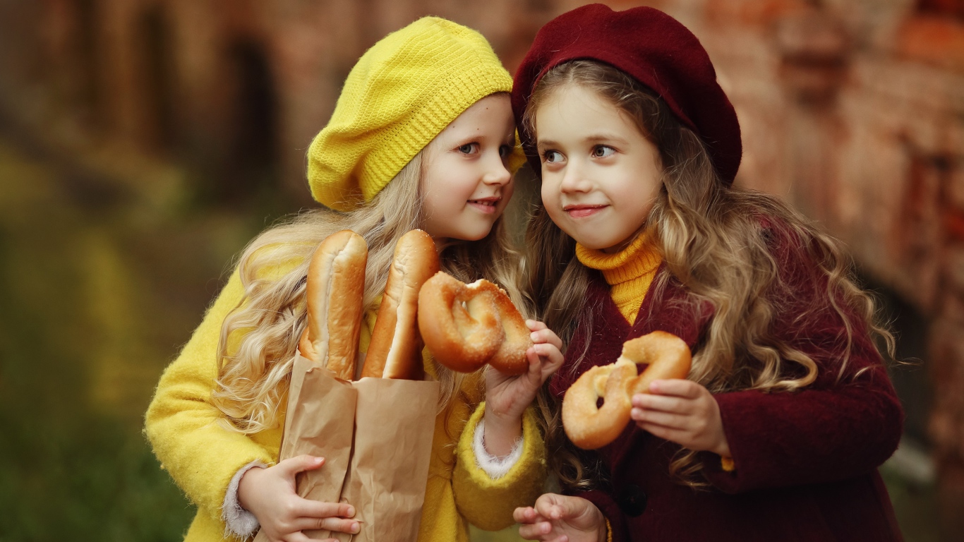 Две маленькие девочки с булочками 