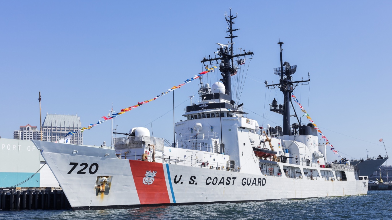 Судно береговой охраны Coast Guard  в море