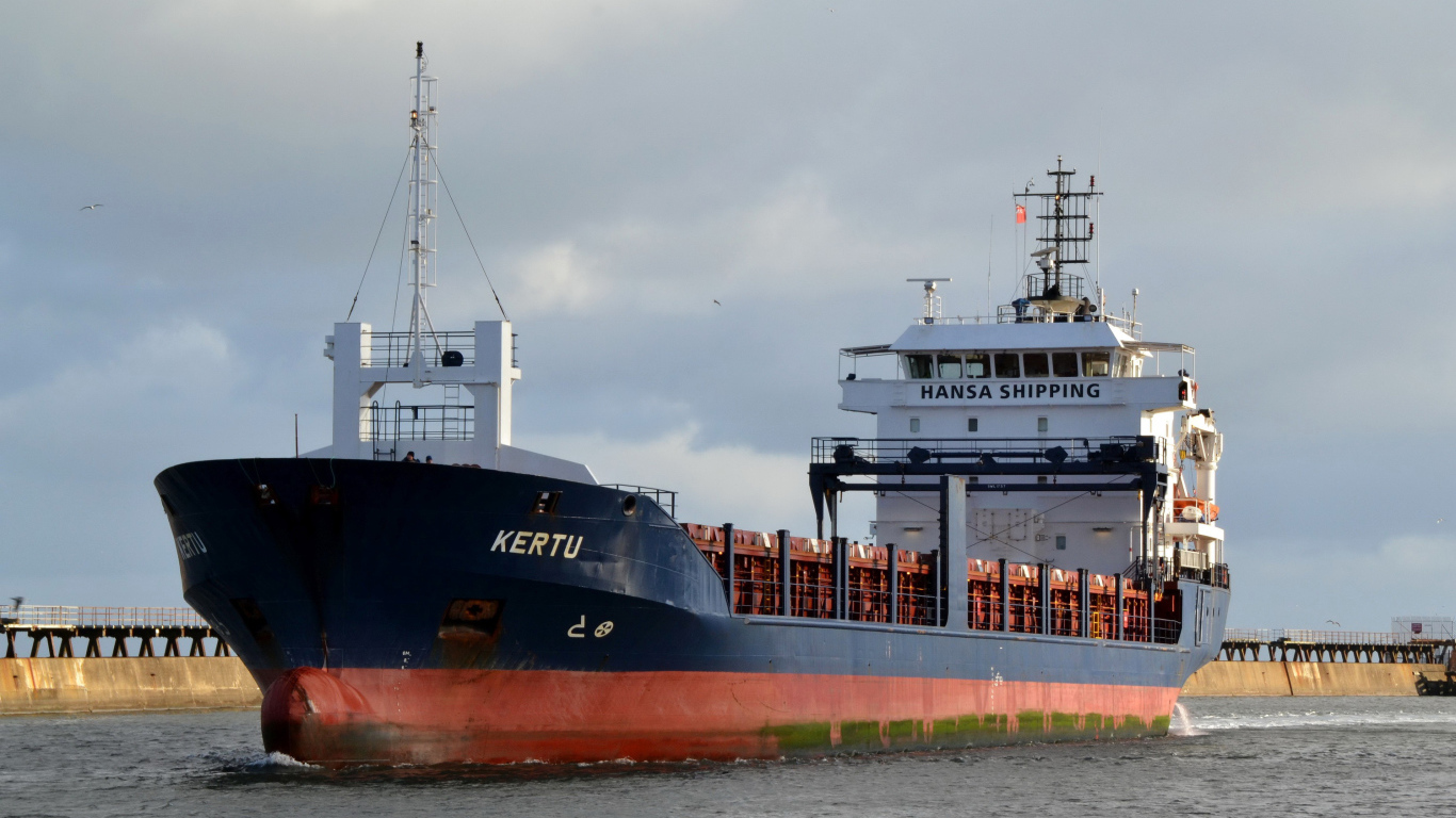 Большой контейнеровоз Kertu в плаванье