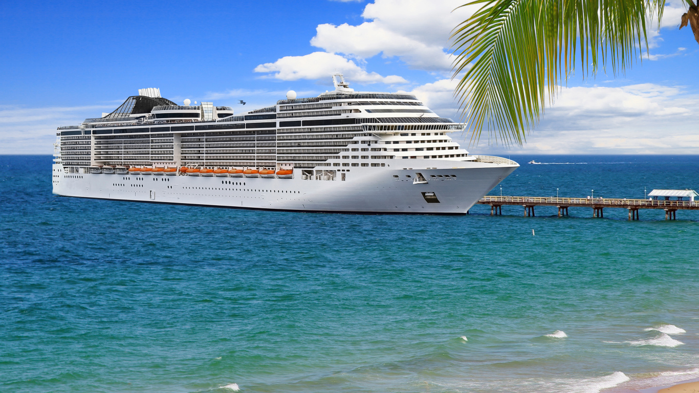 Большой белый круизный лайнер у причала на тропическом пляже