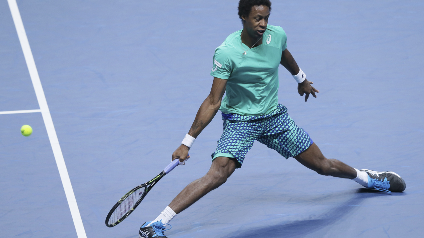 Французский теннисист Гаэль Монфис на корте с ракеткой