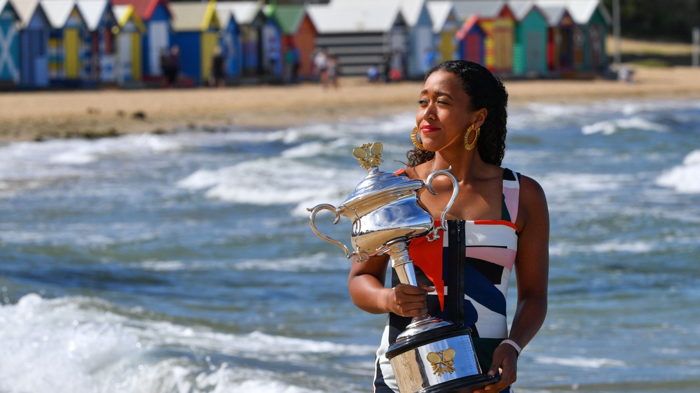 Японская теннисистка Наоми Осака с кубком у моря