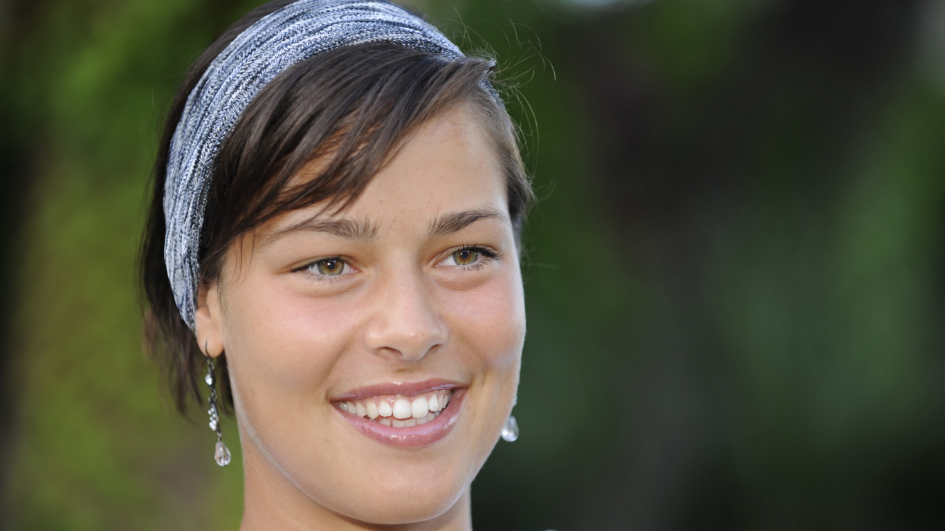 Улыбающаяся девушка, сербская теннисистка Ана Иванович