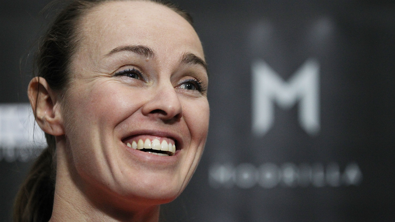 Улыбающаяся девушка, теннисистка Мартина Хингис