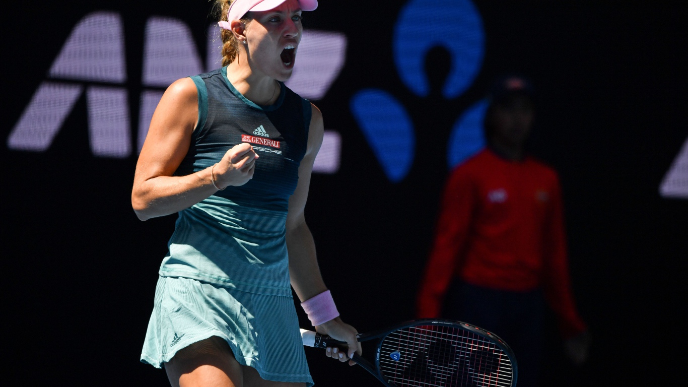 Теннисистка Анжелика Кербер с ракеткой на корте