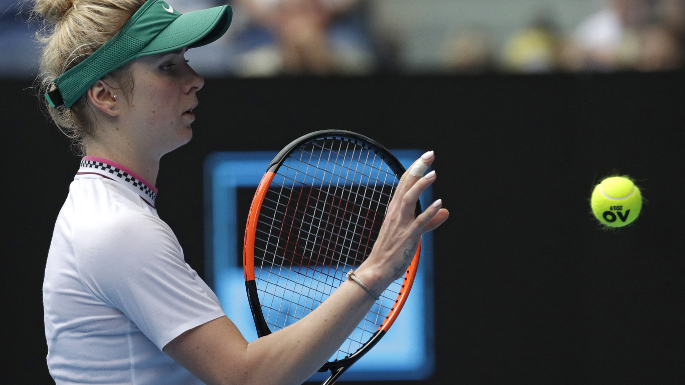 Украинская теннисистка Элина Свитолина на корте с ракеткой