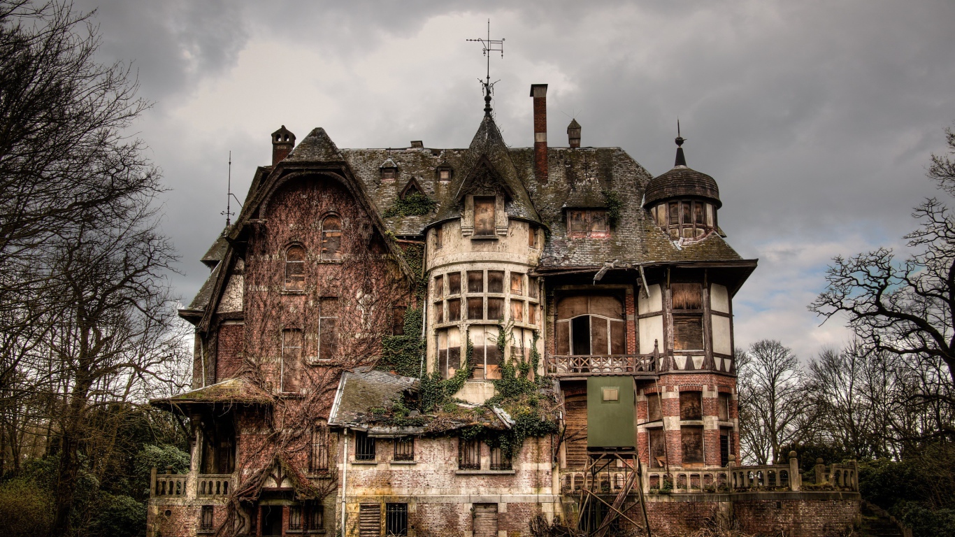 Старый заброшенный дом на фоне грозового неба