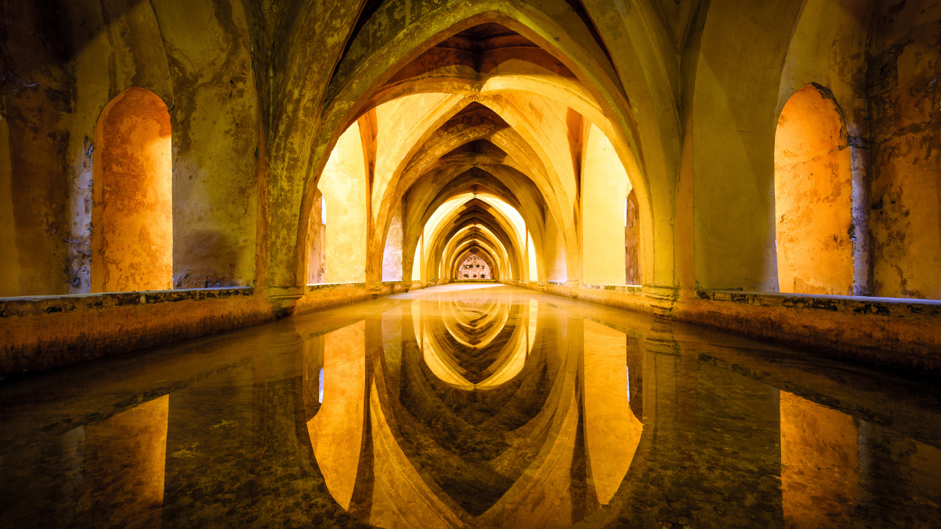 Старинная архитектура отражается в зеркальной поверхности 