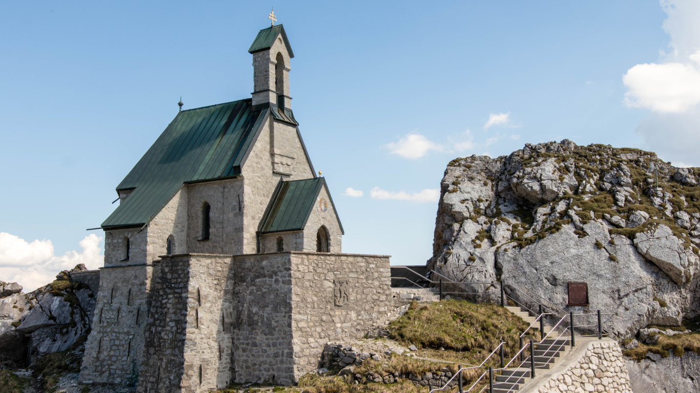 Старая церковь на скале под голубым небом