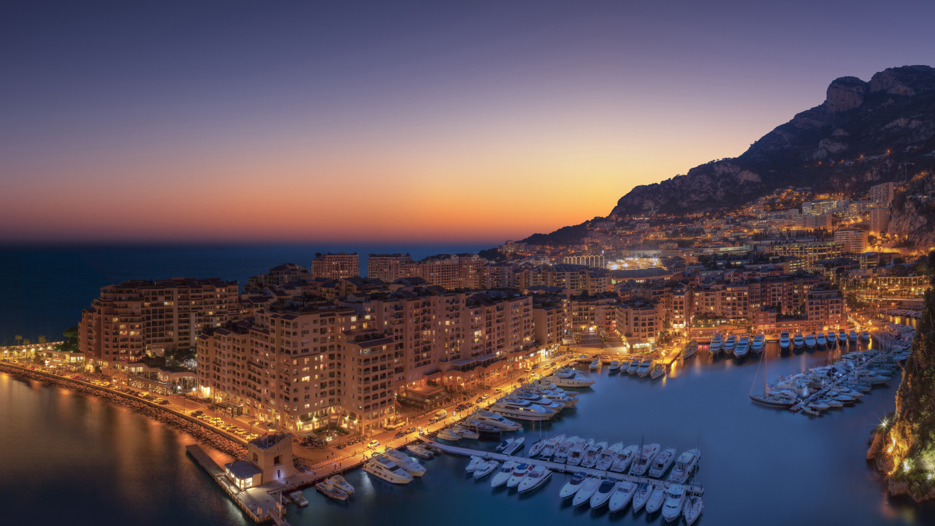 Красивый ночной город Монако у океана 