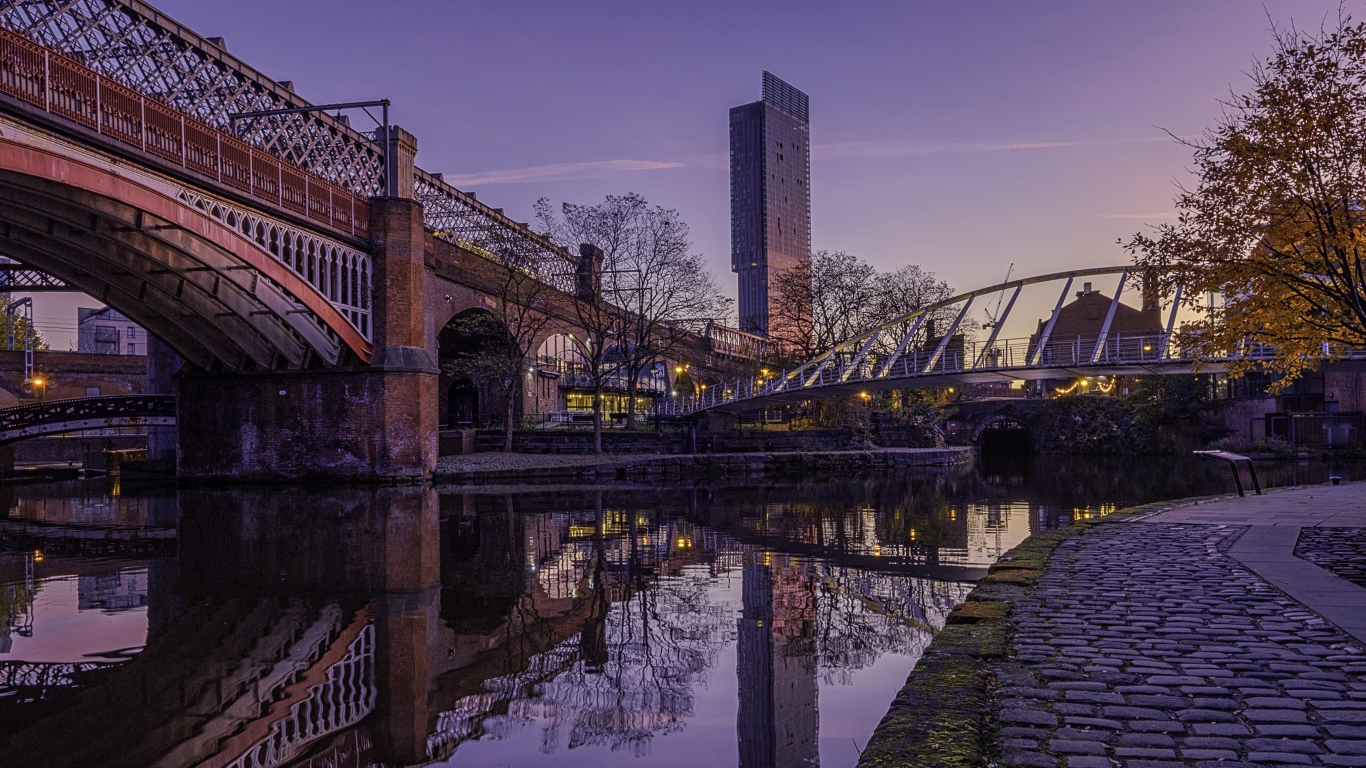 Мост через реку в Англии вечером