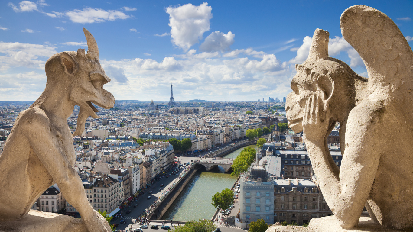 Горгульи на фасаде Нотр Дам де Пари. Франция