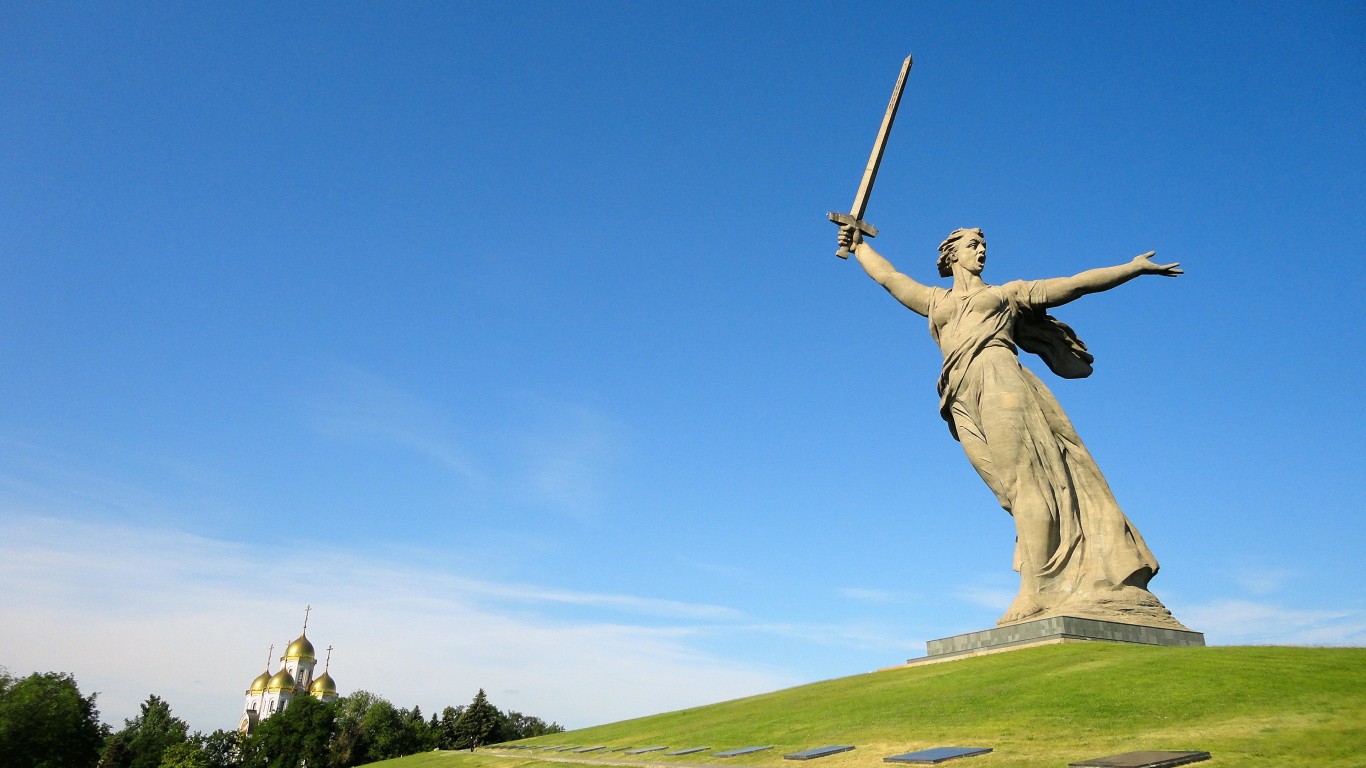 Памятник Родина мать под голубым небом, Мамаев курган, Волгоград. Россия