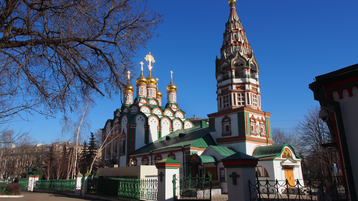 Старинная церковь Николая Чудотворца под голубым небом в Хамовниках, Москва. Россия