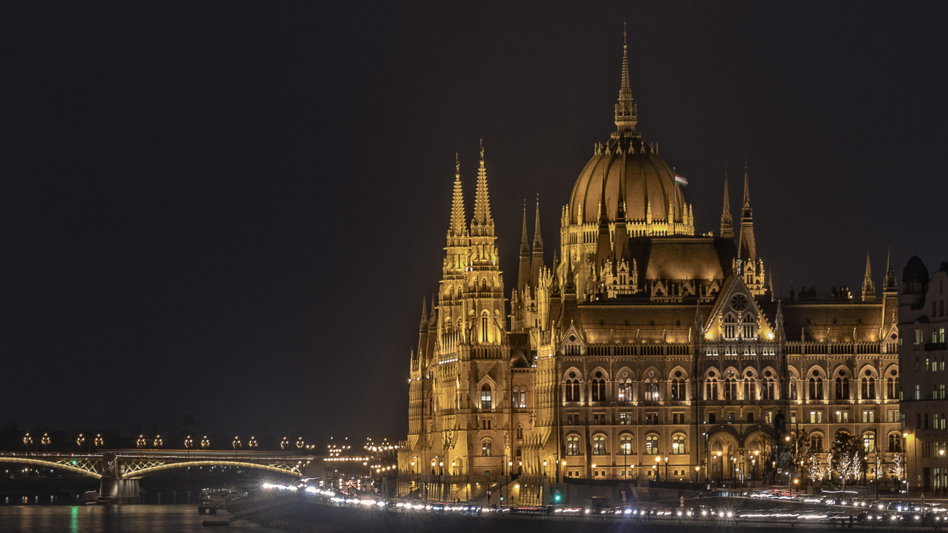 Дворец парламента у вода ночью, Будапешт. Венгрия