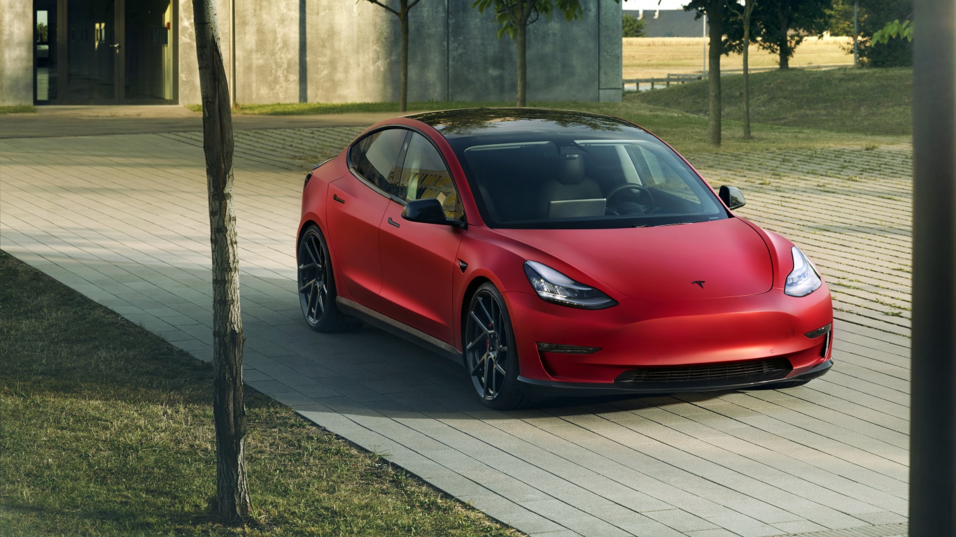 Красный автомобиль Novitec Tesla Model 3 2019 года 