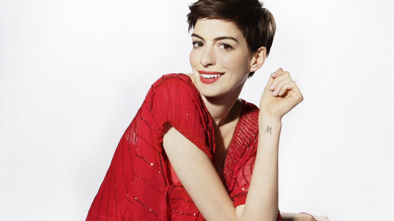 Актриса Энн Хэтэуэй в красном наряде с короткой стрижкой