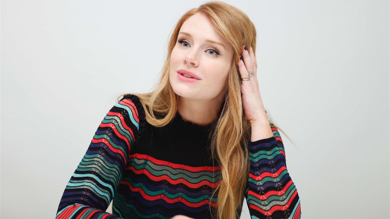 Актриса Брайс Даллас Ховард на сером фоне