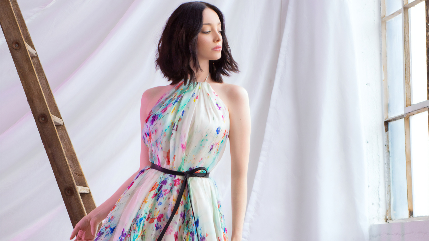 Актриса Эмма Дюмон в красивом платье у окна