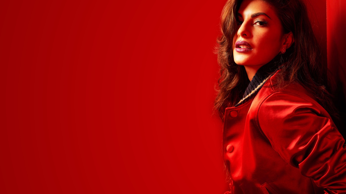Актриса Жаклин Фернандес на красном фоне
