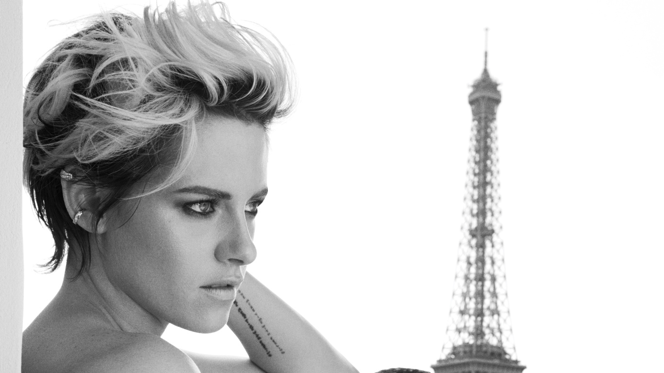 Актриса Кристен Стюарт на фоне Эйфелевой башни черно белое фото 