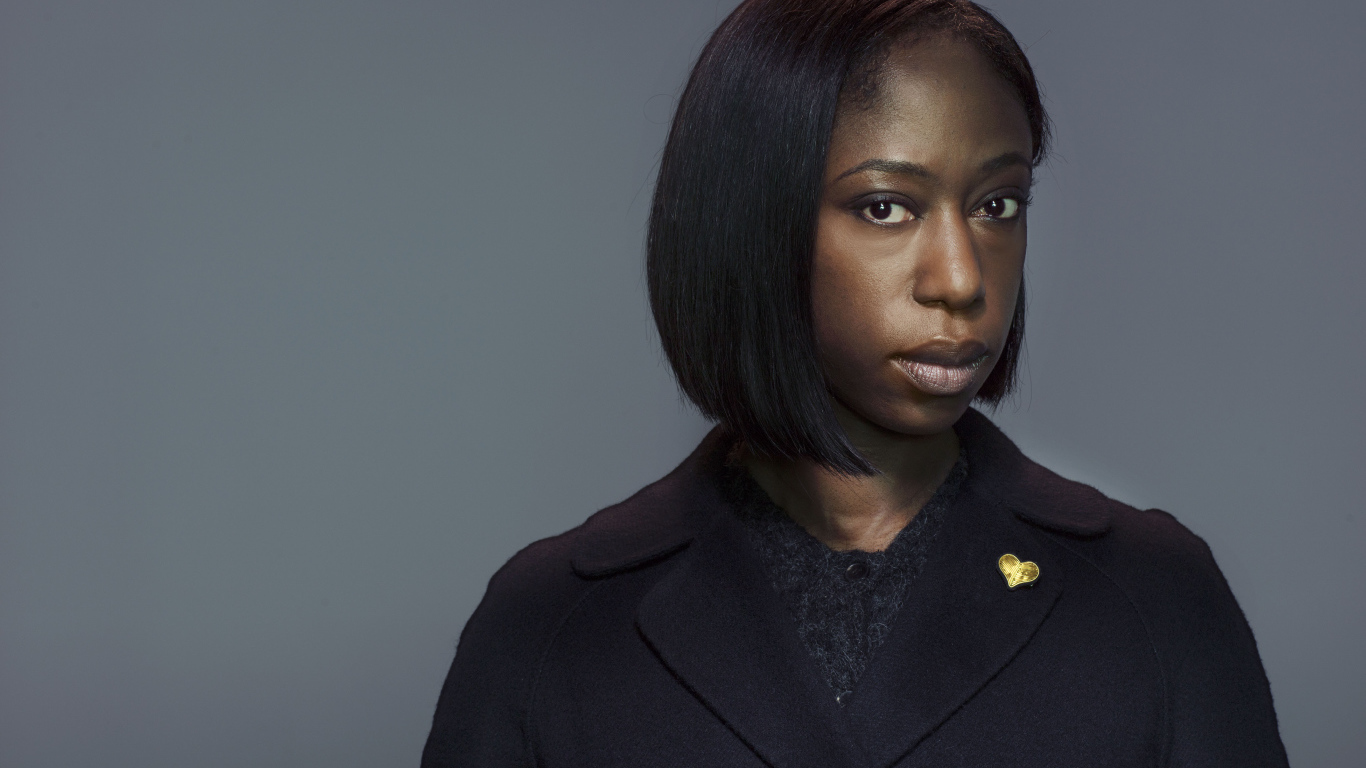 Актриса Никки Амука-Бёрд на сером фоне