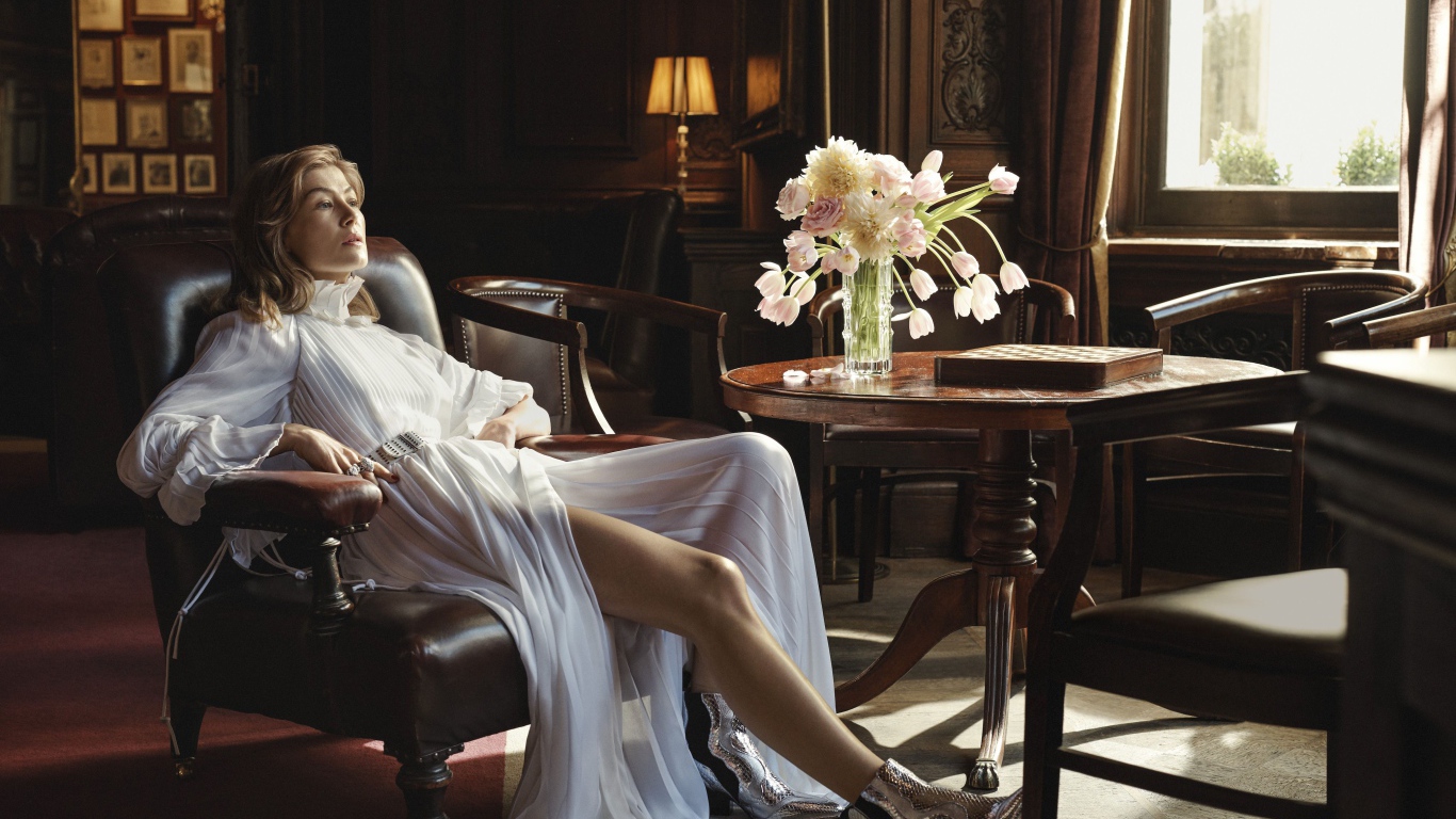 Актриса Розамунд Пайк в белом платье в кресле